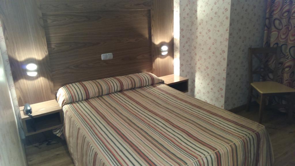 Hotel Ideal Вильярробледо Экстерьер фото
